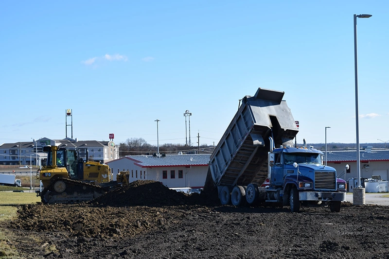 Trucks that is unloading soil